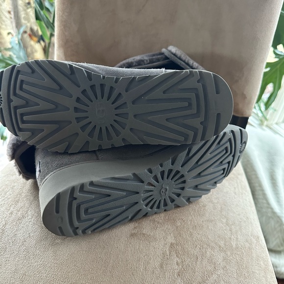 Like New ! UGG Fur Foldover Boot in Grey - Picture 3 of 6